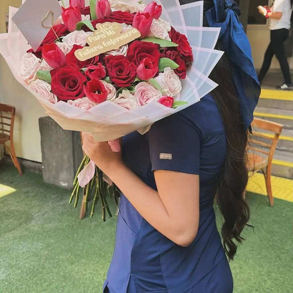 Rosas con tulipanes